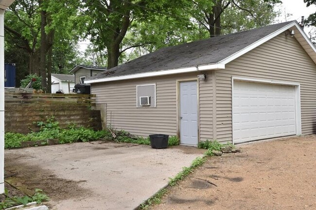 Building Photo - 320 30th St Dr SE