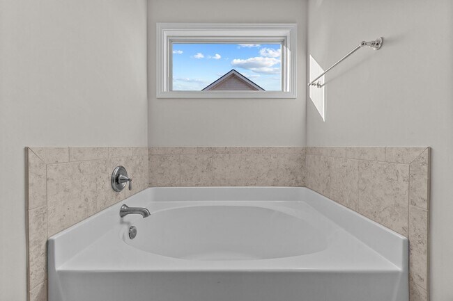 Building Photo - **SHOWINGS UNAVAILABLE UNTIL AUGUST 1ST!!!**