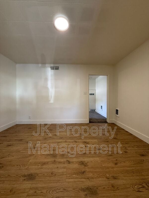 Building Photo - 413 6th St S