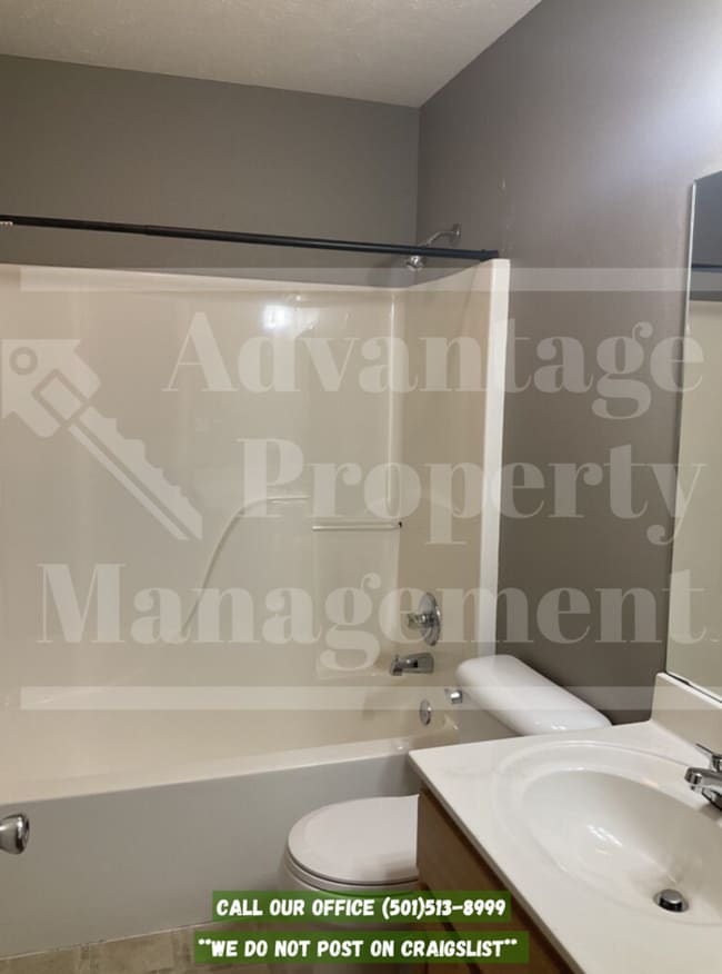 Building Photo - 2730 York Ln