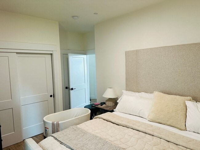Building Photo - The Green at Felida Park Stunning Home