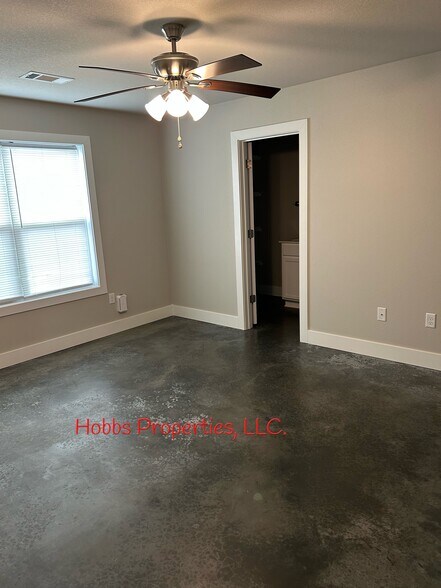 Building Photo - 14 Hidden Oak Dr