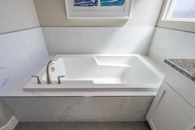 Building Photo - Stunning 5 Bed, 3 Bath Home with a 3 Car Garage