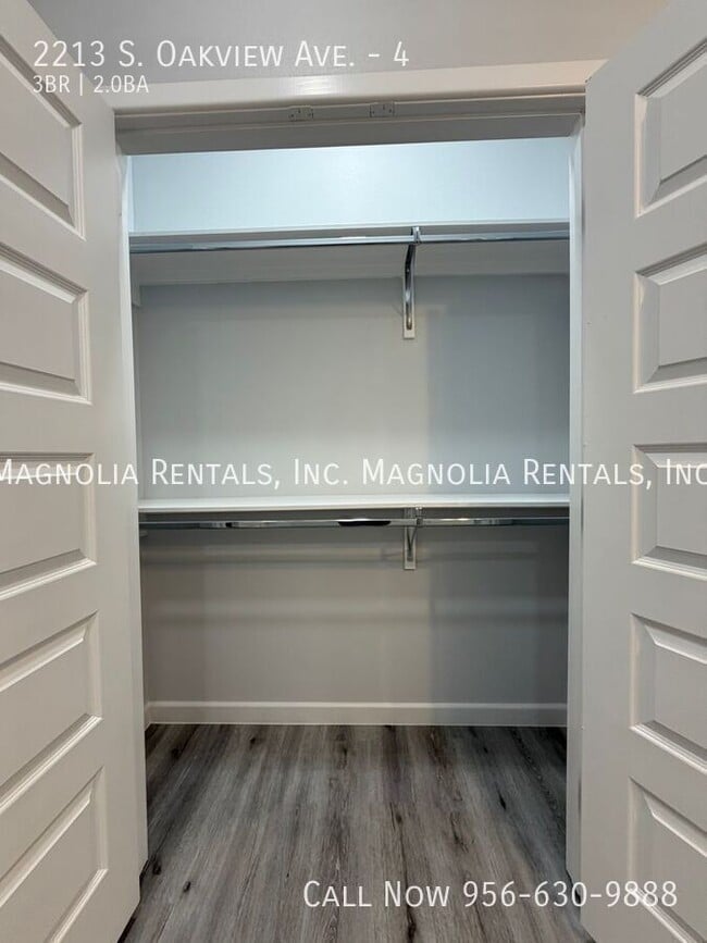 Building Photo - 2213 S Oakview Dr