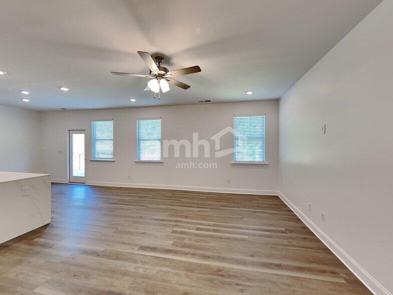 Building Photo - 1047 Highland Walk