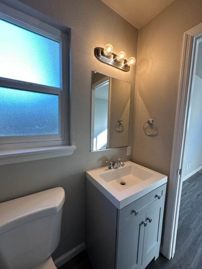 Building Photo - Desirable 3 bedroom 2 bath home