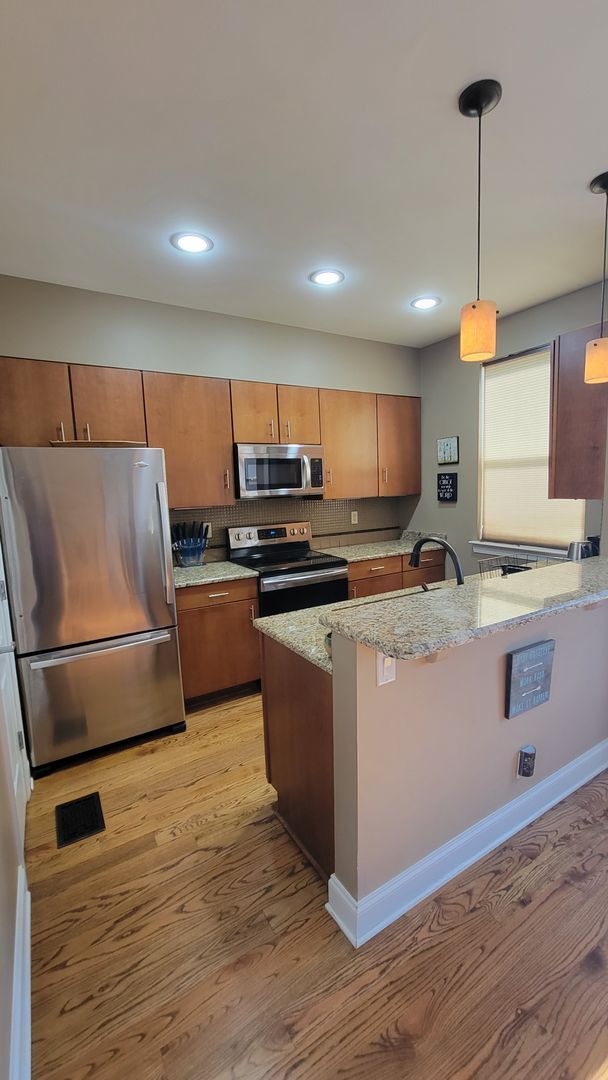 Building Photo - Absolutely adorable townhome in downtown Memphis