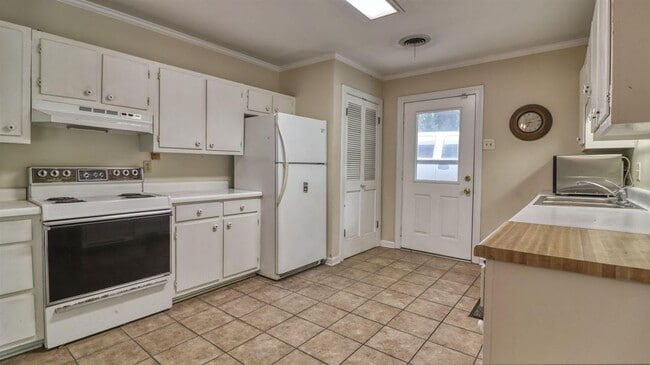 Building Photo - 521 W College St