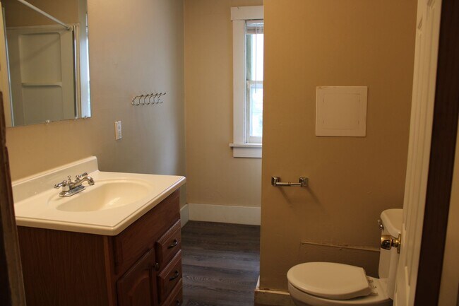 Building Photo - House for rent! 2 kitchens 3 Baths! Close ...