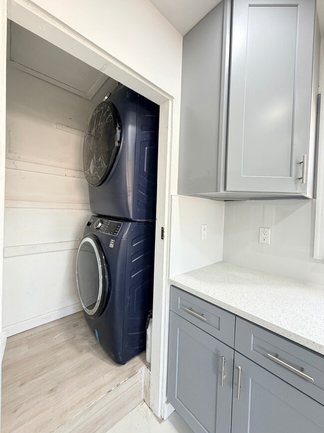 Building Photo - 15-75-75 208th Pl