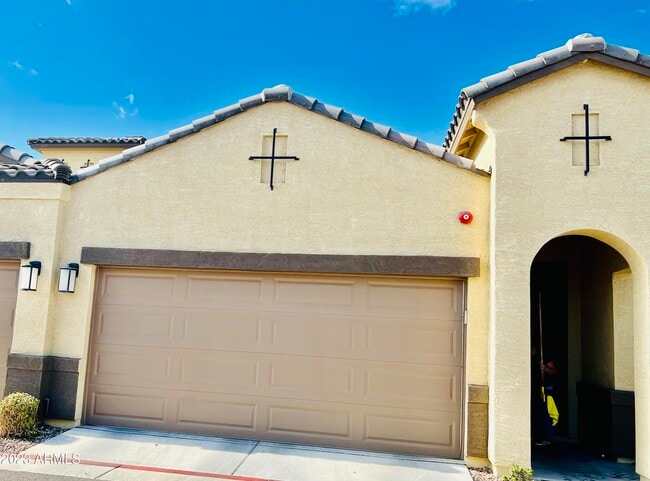 Primary Photo - 1255 N Arizona Ave