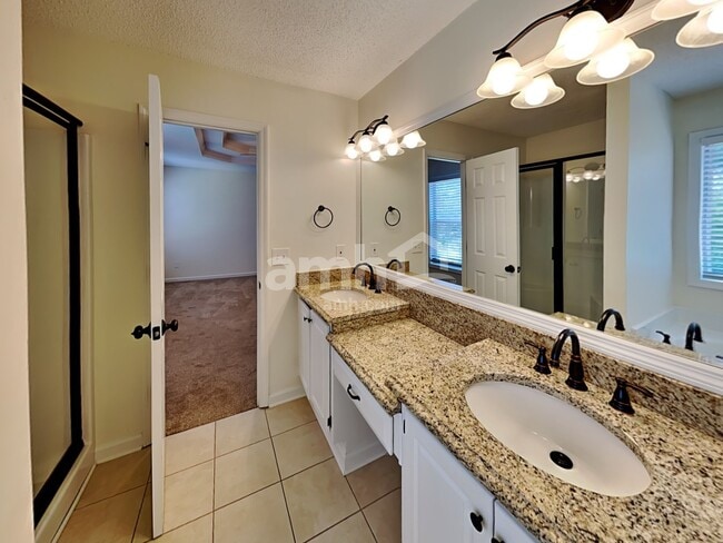 Building Photo - 502 Silver Maple Ln