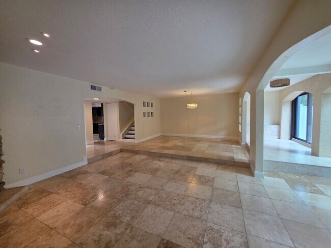 Building Photo - Spacious Townhome in The Trails