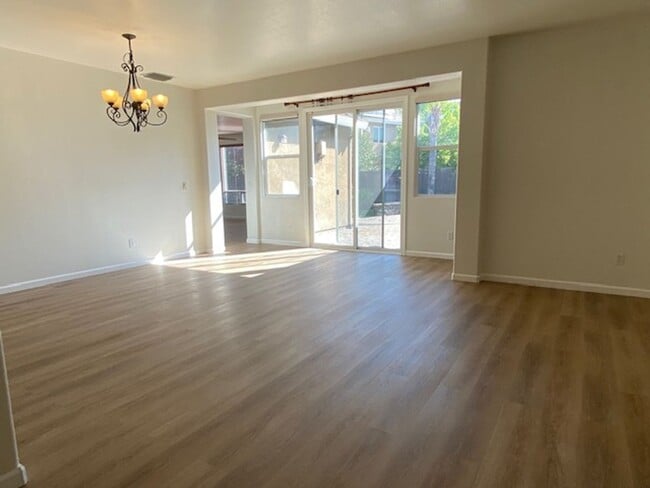 Building Photo - Avail by July 7th - Single level home in L...