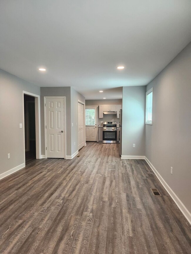 Building Photo - 2 bedroom 1 bath fully updated home in Eas...