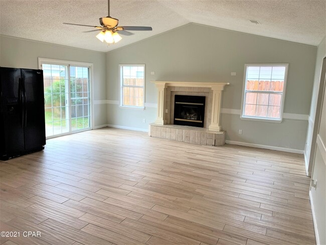 Building Photo - 221 Poinsettia Dr
