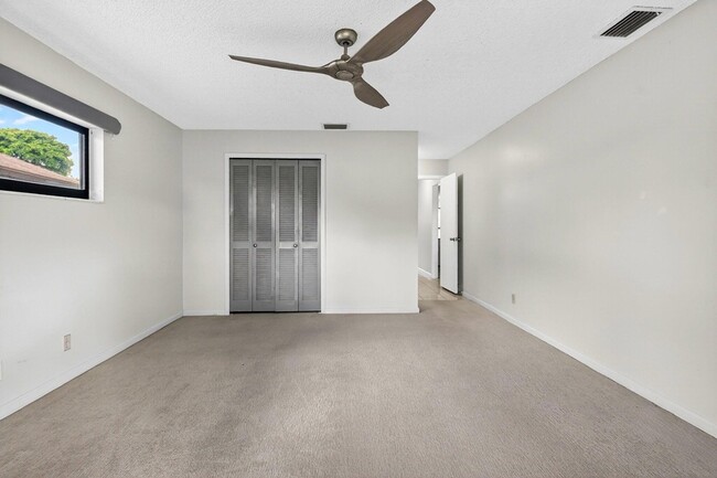 Building Photo - 4866 Dovewood Cir