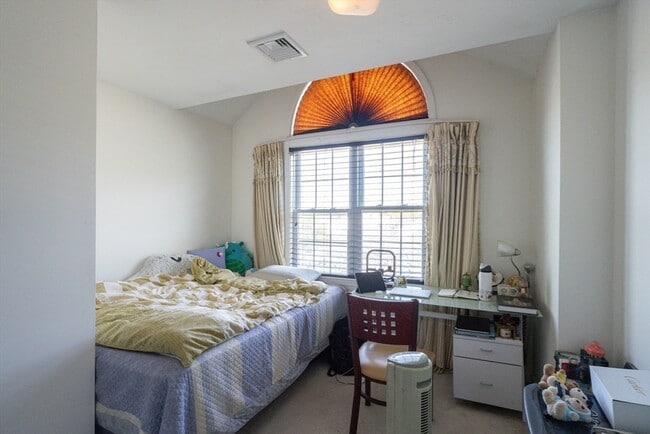 Building Photo - 30 Briarcliff Dr