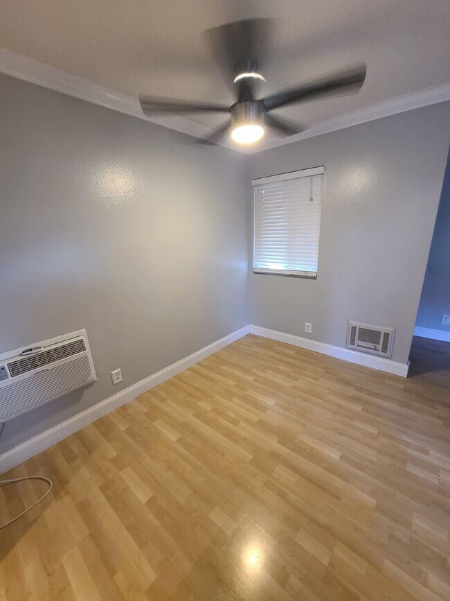 Building Photo - Spacious and Comfortable - Large 1Bd/1Ba - Lots of Natural Light - Private Patio w/ Sun Screens