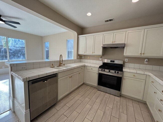 Building Photo - 4113 Piccadilly Ln