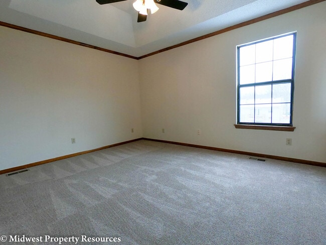Building Photo - Clean and Fresh 3 Bedroom/2 Bath home in L...