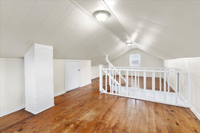 Building Photo - Three Bedroom Available May 11th  In Radford