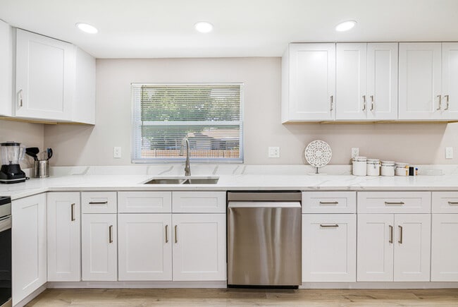 Building Photo - Englewood Padsplit Co-living Affordable Housing