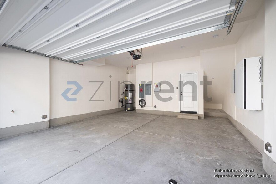 Building Photo - Unit 5
