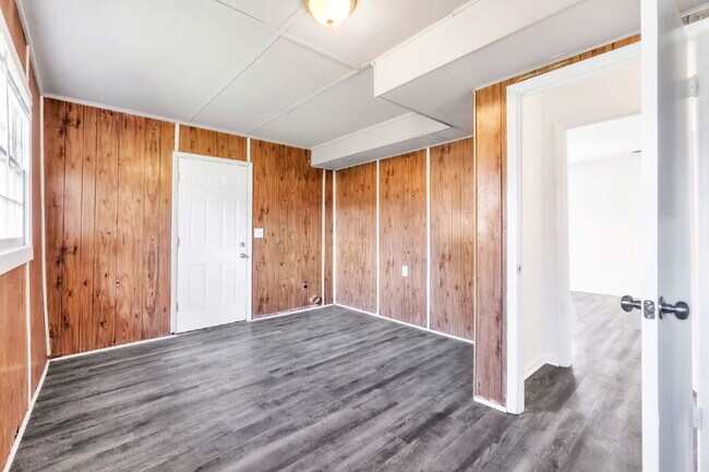 Building Photo - Spacious 4BR, 2BA Tri-Level Home with versatility and flexibility.  $1675 /mo rent***