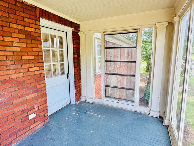 Building Photo - Delightful 2-Bedroom