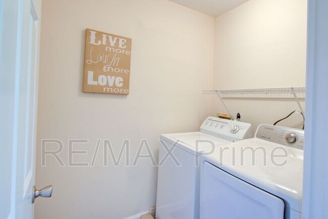 Building Photo - 1229 Llewellyn Ave