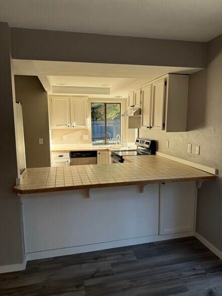 Building Photo - 8495 SW Tygh Loop