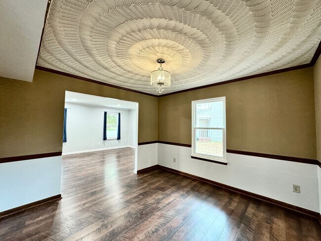 Building Photo - Ready NOW! A 4/2.5 in Glenwood! A Pet Frie...