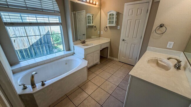 Building Photo - Move In ready 4 bedroom, 2 bath home in Fort Worth