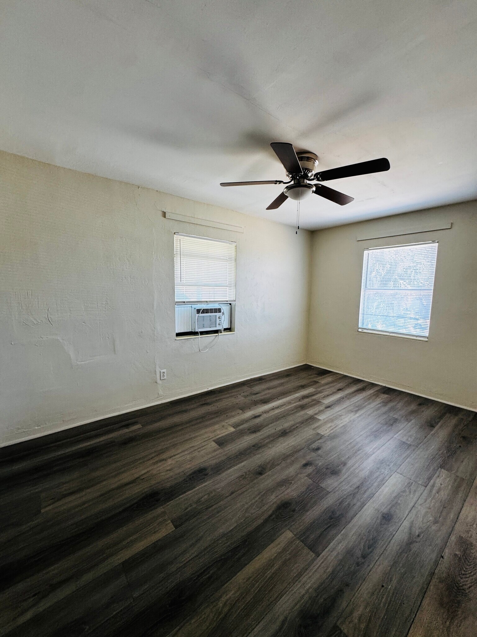 Building Photo - 2 Bed/1 Bath - Unit B