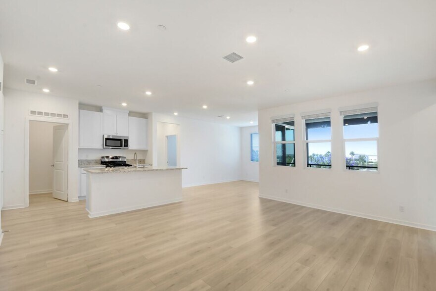 Building Photo - 4100 E Cir Paseo