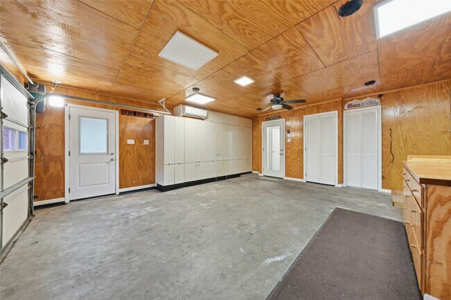 Building Photo - 18602 Lippizaner Dr