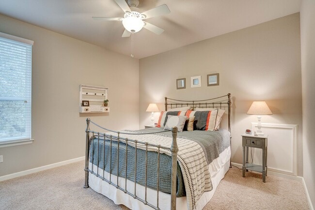 Building Photo - Beautiful 4 Bedroom, 3.5 Bathroom Home with Garage & Private Backyard