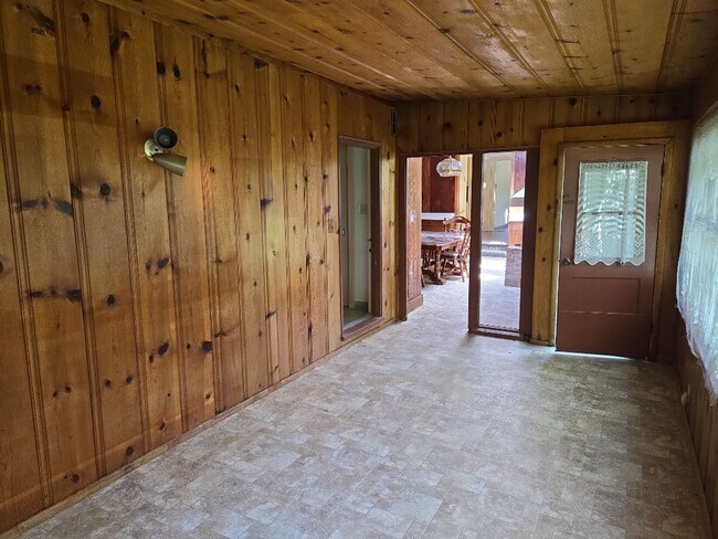 Building Photo - Spacious 4-bedroom family home features ga...