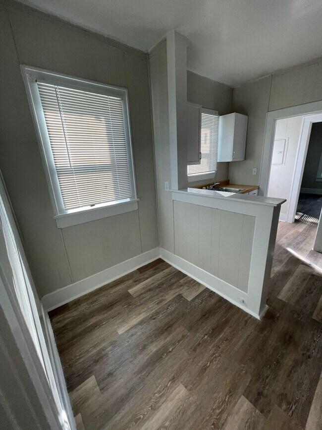 Building Photo - D&amp;G Ventures LLC-516/518 S. Nueces