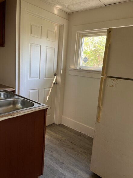 Building Photo - 1459 Fort Park Blvd