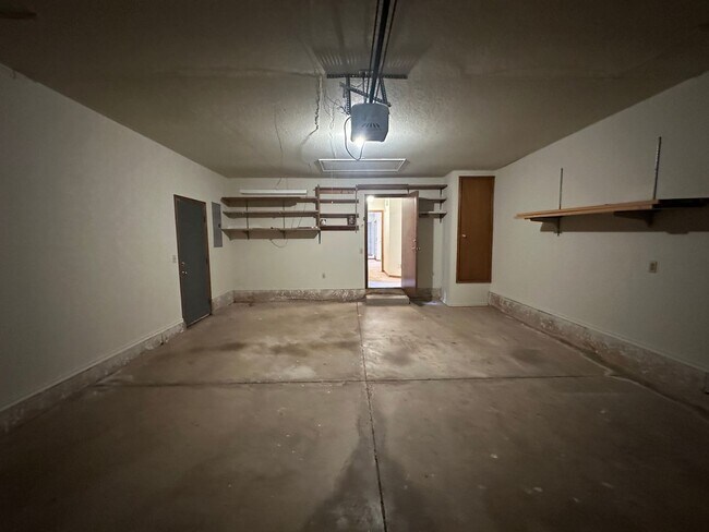 Building Photo - 4 Bed, 2.5 Bath Brick home with 2 car garage