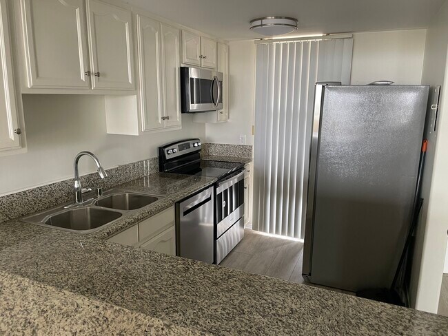 Building Photo - 4337 Marina City Dr