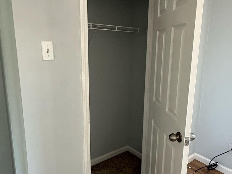 Building Photo - Room in House on Lakeview Rd