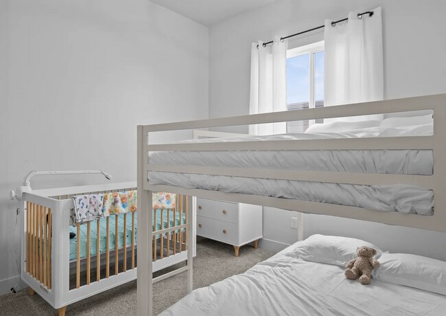 Building Photo - GORGEOUS Sandy Home!!!