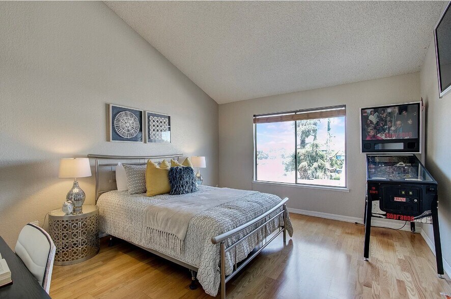 Building Photo - 1303 Victoria Ter