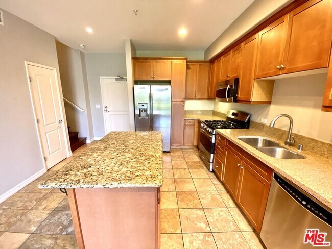 Building Photo - 629 Traction Ave