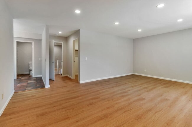Building Photo - 3-Bedroom 2.5-Bathroom Santa Clara Townhome