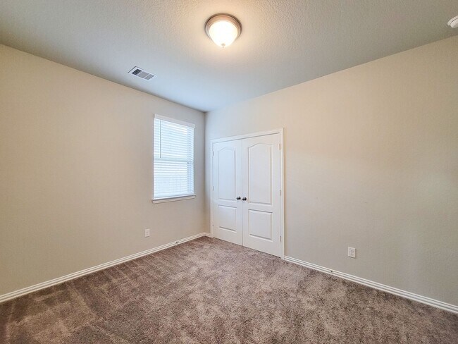 Building Photo - Quiet Cul De Sac! Tray Ceiling in Family & Primary suite. Wood Like Tile, Modern Gray Walls, Grea...