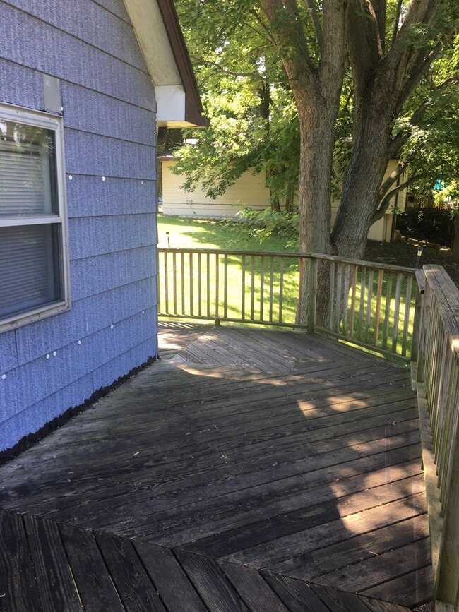 Building Photo - Older 2 bedroom house with a large yard